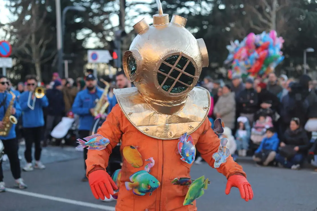 Miles de personas se suman al Carnaval por las calles de León. Nadie se ha querido perder la gran cita del disfraz. Fotos: Isaac Llamazares.