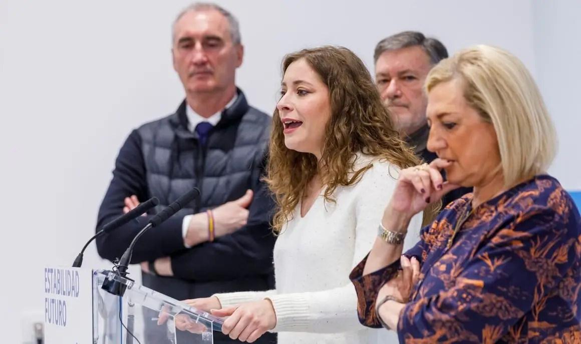 La vicesecretaria nacional de Sanidad y Educación, Ester Muñoz, junto con la presidenta del Partido Popular de Segovia, Paloma Sanz, y el secretario autonómico del PPCyL, Francisco Vázquez, explica el Plan de Vivienda de la formación. Foto: Nacho Valverde.