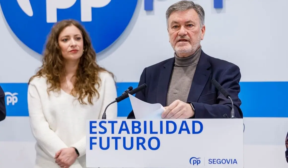 La vicesecretaria nacional de Sanidad y Educación, Ester Muñoz, junto con la presidenta del Partido Popular de Segovia, Paloma Sanz, y el secretario autonómico del PPCyL, Francisco Vázquez, explica el Plan de Vivienda de la formación