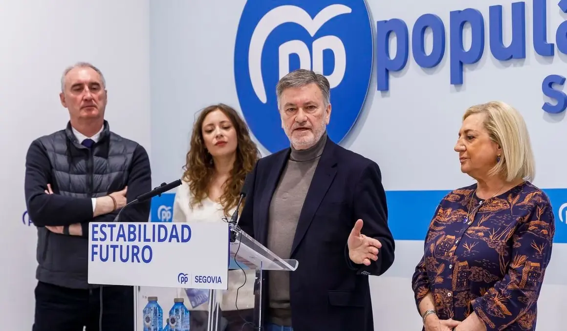 La vicesecretaria nacional de Sanidad y Educación, Ester Muñoz, junto con la presidenta del Partido Popular de Segovia, Paloma Sanz, y el secretario autonómico del PPCyL, Francisco Vázquez, explica el Plan de Vivienda de la formación