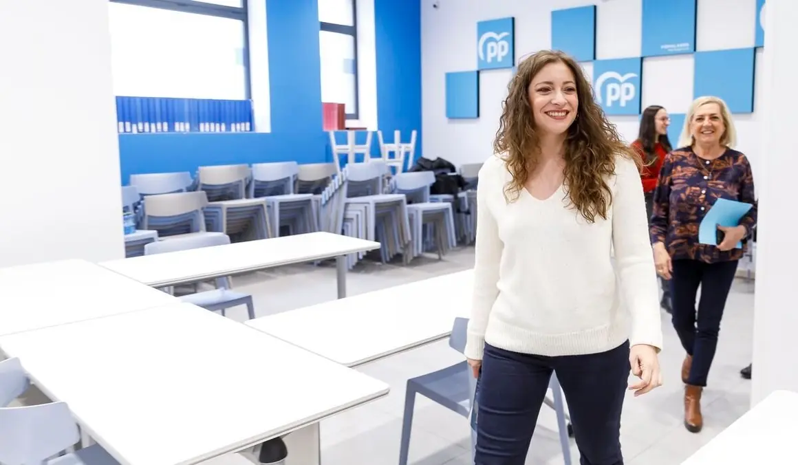 La vicesecretaria nacional de Sanidad y Educación, Ester Muñoz, junto con la presidenta del Partido Popular de Segovia, Paloma Sanz, y el secretario autonómico del PPCyL, Francisco Vázquez, explica el Plan de Vivienda de la formación