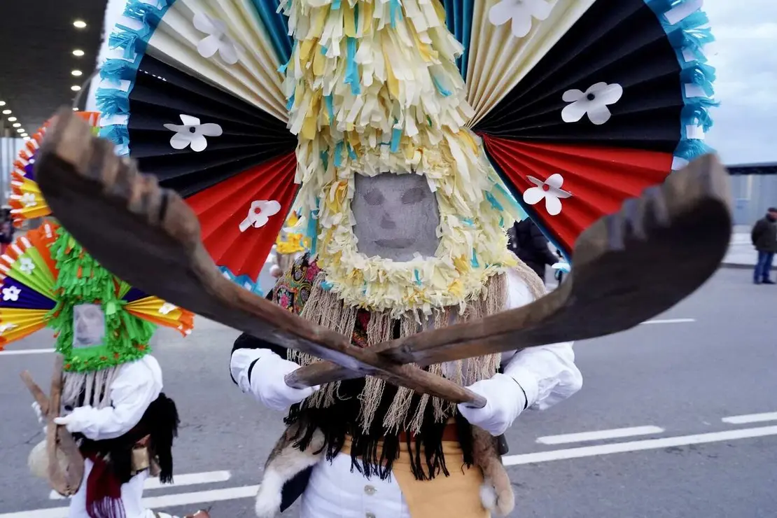 León se llena de seres de la mitología rural, zafarrones, zamarrones, guirrios y madamitas, jurrus y birrias, y todos envueltos por el sonido de cencerros y bajo la lluvia de ceniza. No ha faltado el 'vareo' y los fertilizadores bailes en un desfile con 400 protagonistas y miles de leoneses en las calles. Fotos: Campillo