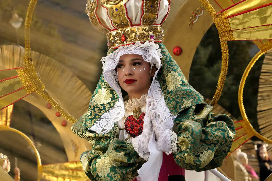 Las calles de Ponferrada se llenaron esta tarde de martes de Carnaval de alegría y color con el desfile que congregó a una veintena de grupos para disfrutar de la fiesta. Fotos: César Sánchez