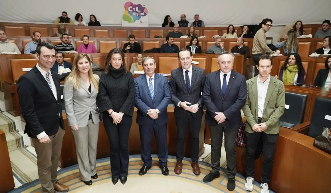 El consejero de Movilidad y Transformación Digital, José Luis Sanz Merino, y el presidente de la Diputación de Valladolid, Conrado Íscar, inauguran la jornada de presentación del programa ‘CyL Digital Rural’. Foto: Rubén Cacho.