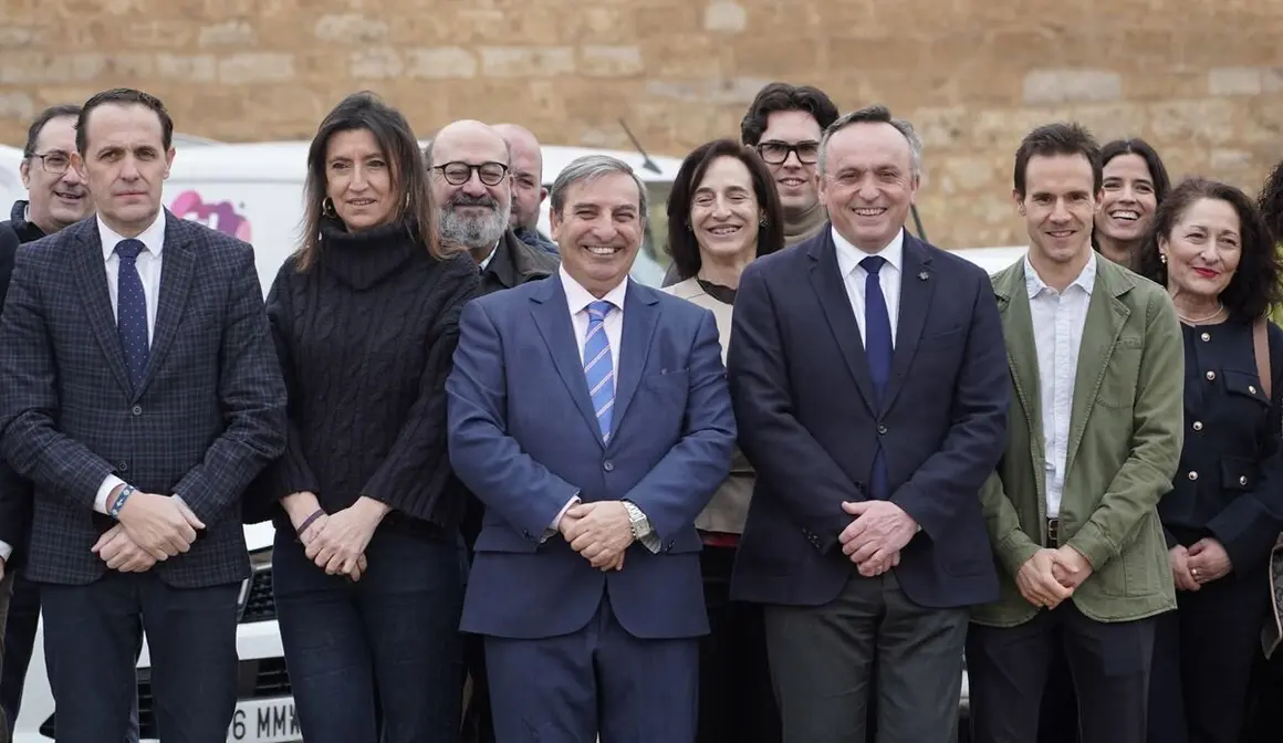 El consejero de Movilidad y Transformación Digital, José Luis Sanz Merino, y el presidente de la Diputación de Valladolid, Conrado Íscar, inauguran la jornada de presentación del programa ‘CyL Digital Rural’. Foto: Rubén Cacho.