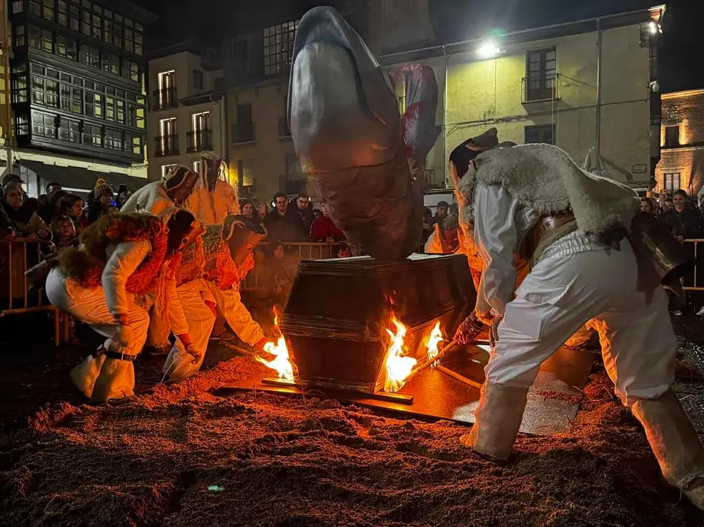 León vive el entierro de la sardina con la misma intensidad que en ediciones anteriores. León ha llorado en la despedida del Carnaval al que la lluvia ha acompañado. Fotos: Ayto León