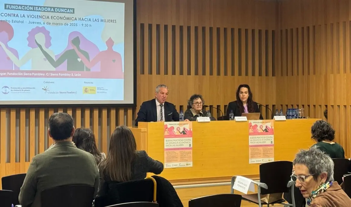 Nicanor Sen destaca la inclusión de la violencia económica en el Pacto de Estado. Junto a María García, presidenta de FFM Isadora Duncan, y Tania Yugueros, educadora social y responsable del programa de prevención de violencia de la fundación.