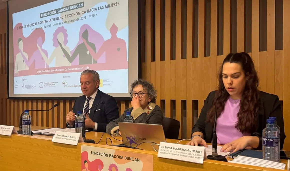 Nicanor Sen destaca la inclusión de la violencia económica en el Pacto de Estado. Junto a María García, presidenta de FFM Isadora Duncan, y Tania Yugueros, educadora social y responsable del programa de prevención de violencia de la fundación.