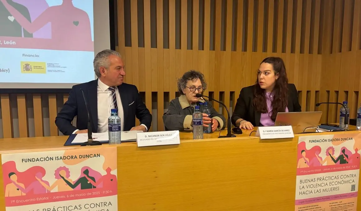 Nicanor Sen destaca la inclusión de la violencia económica en el Pacto de Estado. Junto a María García, presidenta de FFM Isadora Duncan, y Tania Yugueros, educadora social y responsable del programa de prevención de violencia de la fundación.