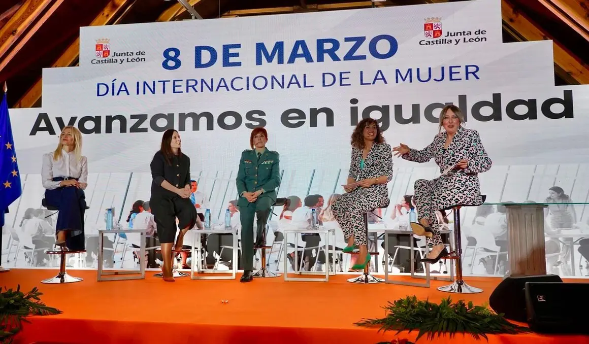 El presidente de la Junta de Castilla y León, Alfonso Fernández Mañueco, participa en el acto institucional del Gobierno Autonómico con motivo del Día Internacional de la Mujer.