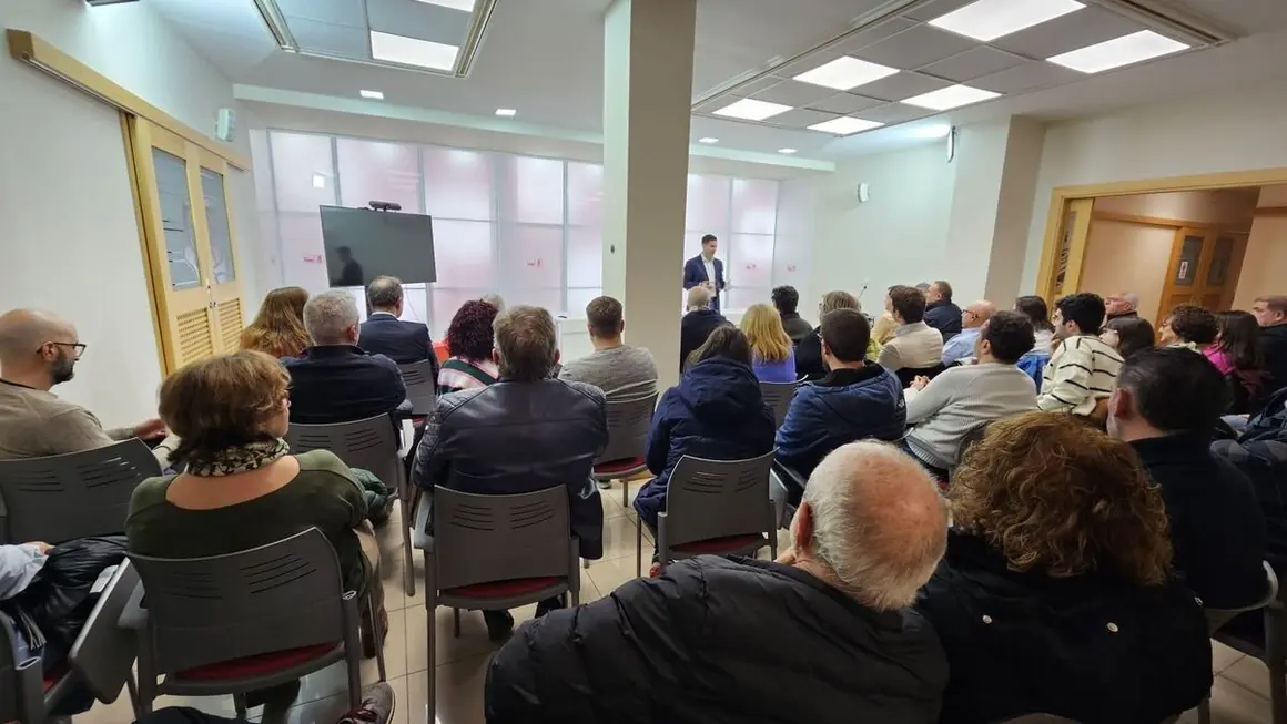 Javier Cendón, durante su encuentro con la militancia.