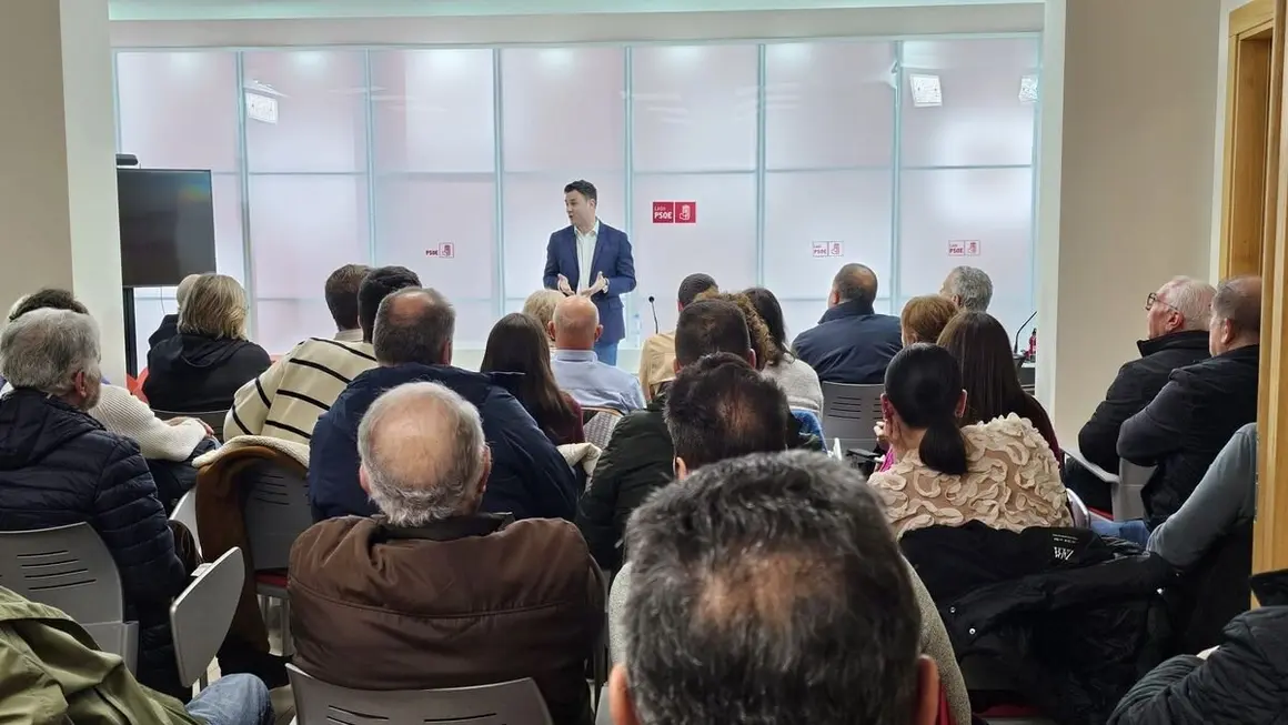 Javier Cendón, durante su encuentro con la militancia.