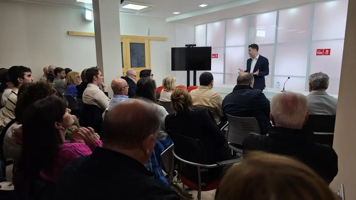 Javier Cendón, durante su encuentro con la militancia.