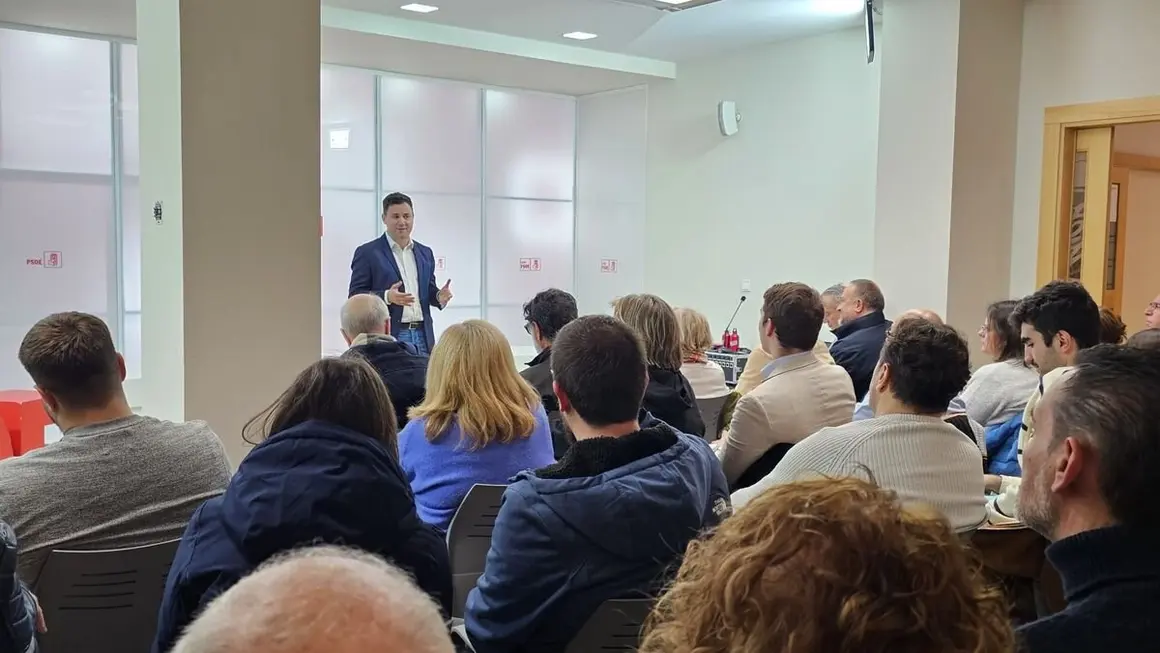 Javier Cendón, durante su encuentro con la militancia.