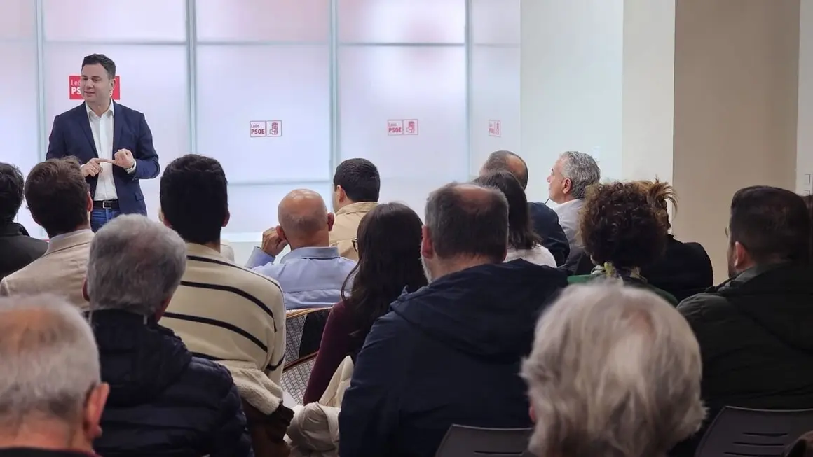 Javier Cendón, durante su encuentro con la militancia.