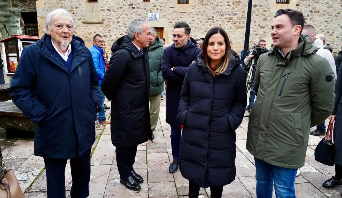 El delegado del Gobierno en Castilla y León, Nicanor Sen, y la vicesecretaria general del PSOE de Castilla y León, Nuria Rubio, asisten a la XXVI Feria de la Pluma y la Pesca de La Vecilla. Foto: Campillo.