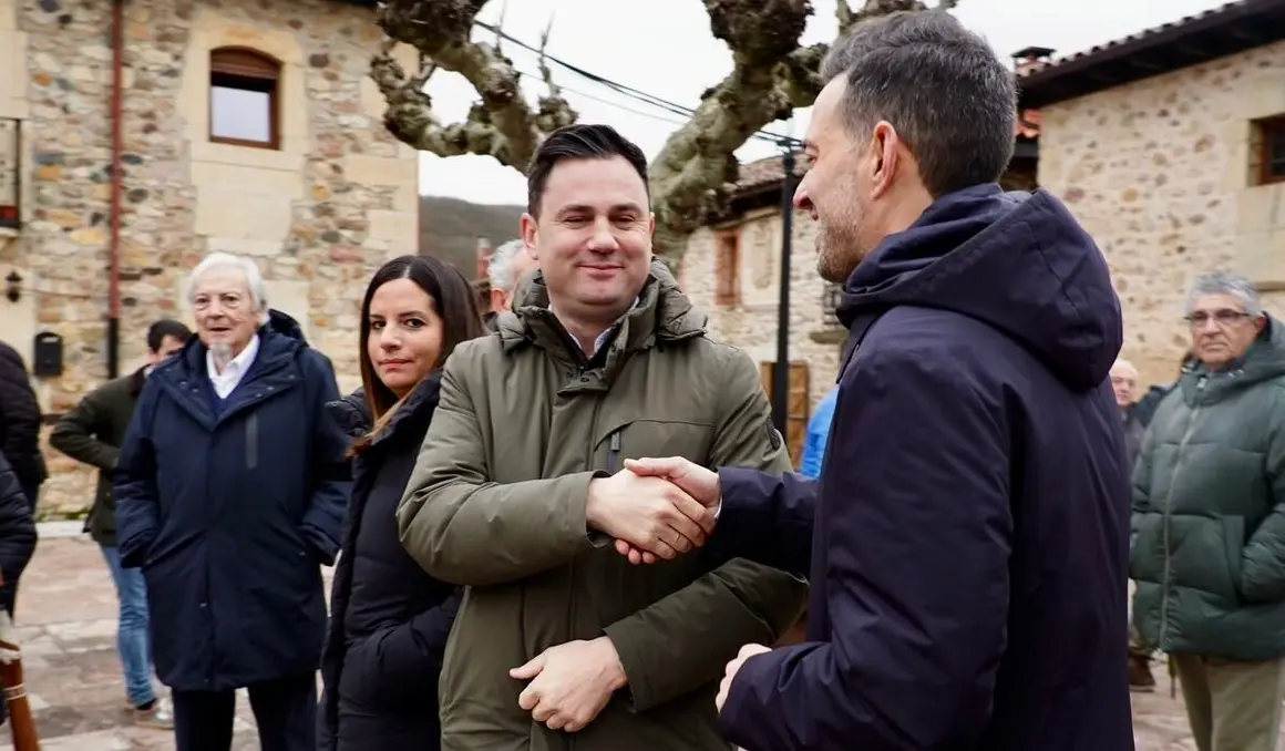 El delegado del Gobierno en Castilla y León, Nicanor Sen, y la vicesecretaria general del PSOE de Castilla y León, Nuria Rubio, asisten a la XXVI Feria de la Pluma y la Pesca de La Vecilla