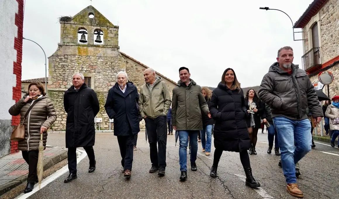 El delegado del Gobierno en Castilla y León, Nicanor Sen, y la vicesecretaria general del PSOE de Castilla y León, Nuria Rubio, asisten a la XXVI Feria de la Pluma y la Pesca de La Vecilla. Foto: Campillo.