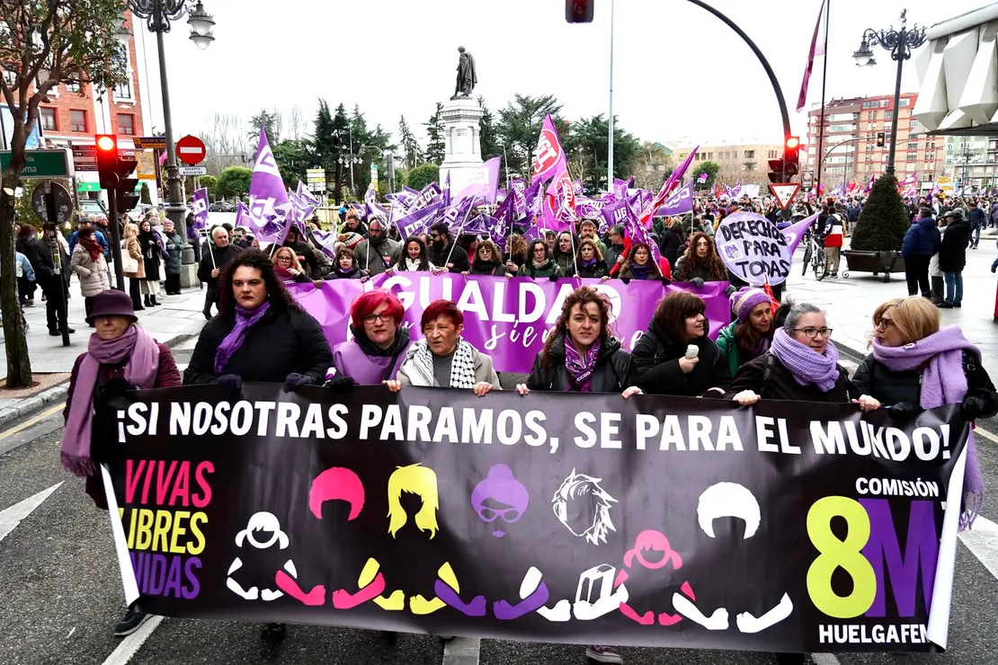 Manifestación convocada por la Comisión 8M de León en la que participa la vicesecretaria general del PSOE de Castilla y León, Nuria Rubio, y la secretaria de Igualdad del PSOE de Castilla y León, Lorena del Valle entre otras autoridades