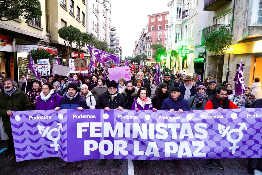 Manifestación convocada por la Comisión 8M de León en la que participa la vicesecretaria general del PSOE de Castilla y León, Nuria Rubio, y la secretaria de Igualdad del PSOE de Castilla y León, Lorena del Valle entre otras autoridades. Foto: Campillo.