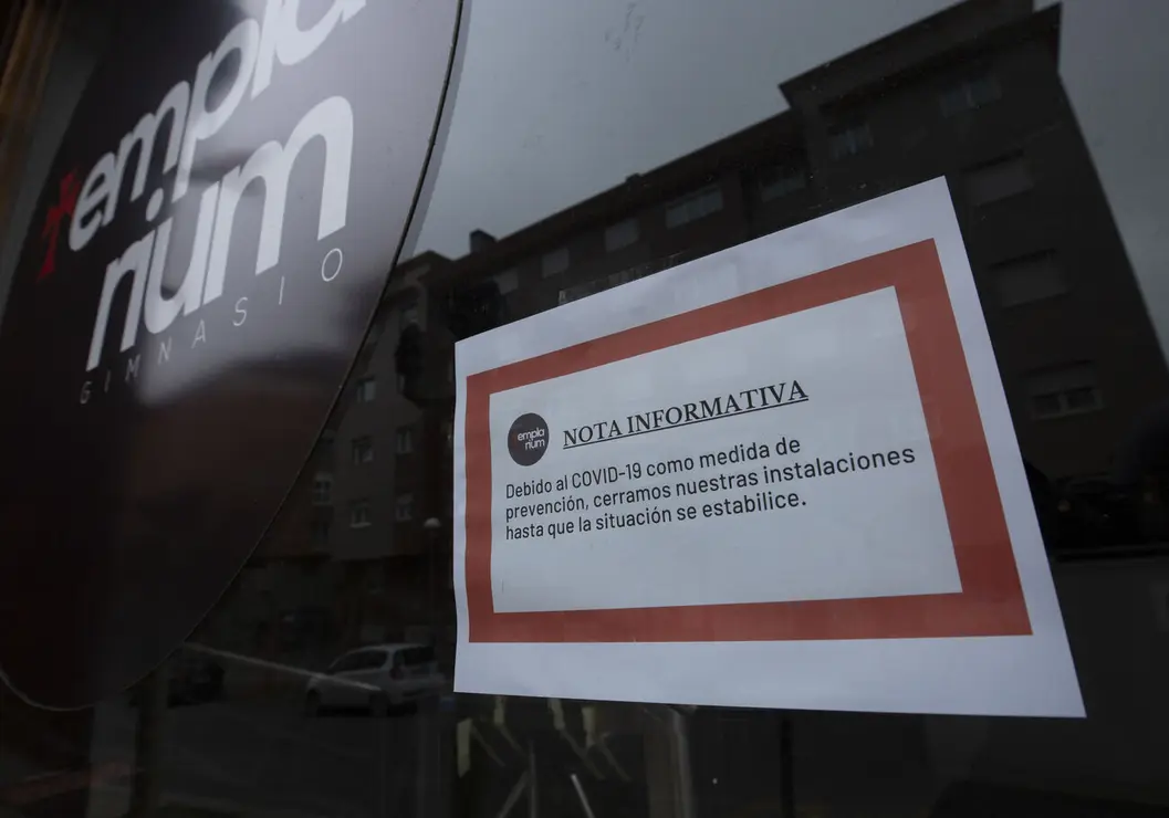 14M en León. El día que la covid-19 detuvo el tiempo. El estado de alarma dibujó aquella jornada de 2020 una estampa dominical insólita en León. Los vecinos limitaron su actividad aquella primera jornada de estado de alarma a la compra de pan, prensa y alimentos mientras la Policía vigilaba el cumplimiento de las restricciones. Fotos: Peio García | César Sánchez