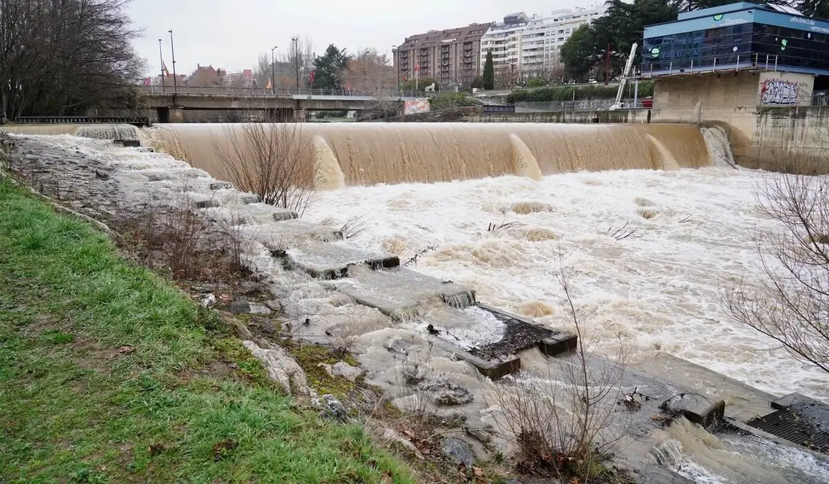 Crecida del río Bernesga a su paso por la capital leonesa. Foto: Campillo.