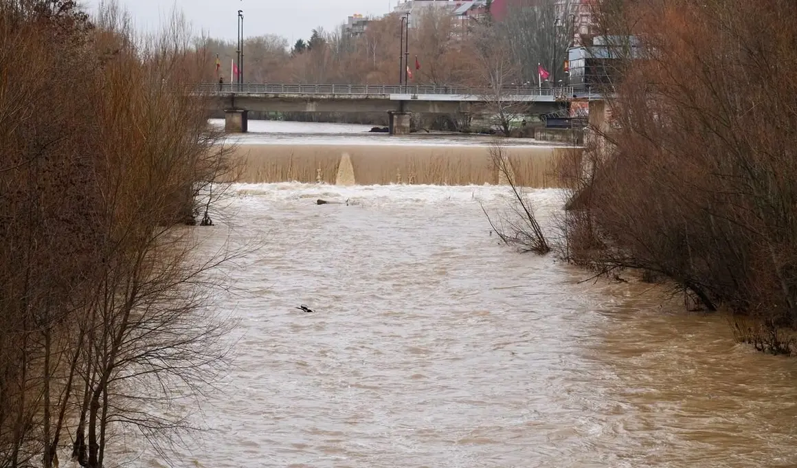 Crecida del río Bernesga a su paso por la capital leonesa