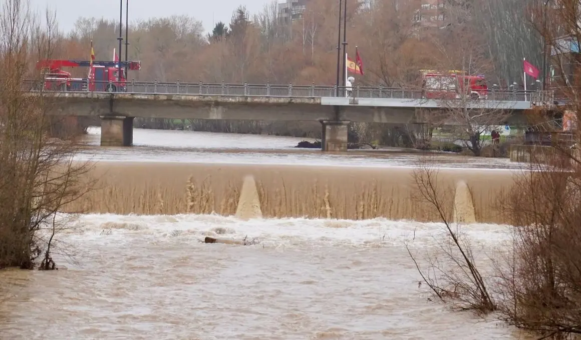 Crecida del río Bernesga a su paso por la capital leonesa