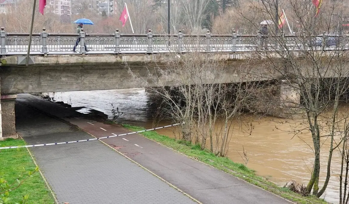 Crecida del río Bernesga a su paso por la capital leonesa