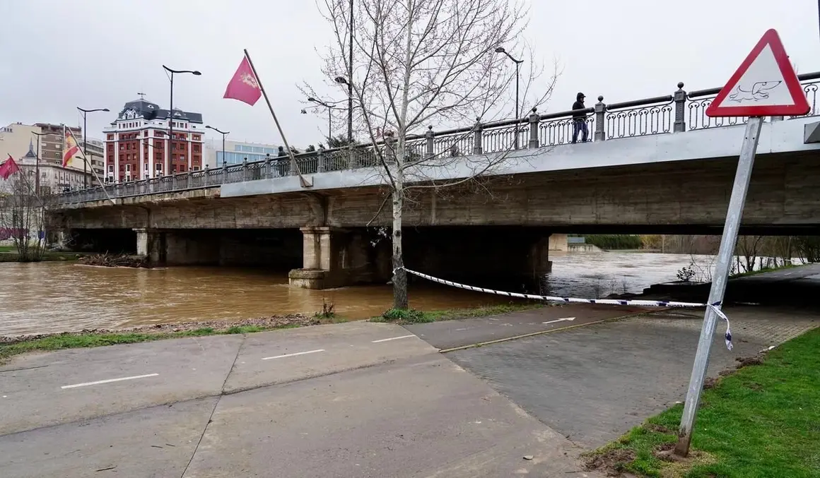 Crecida del río Bernesga a su paso por la capital leonesa