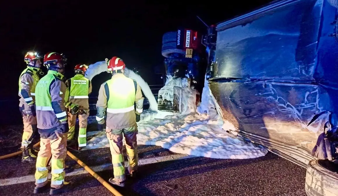 El vuelco de un camión en la A-231 en Santas Martas obliga a desviar el tráfico por la N-120.3