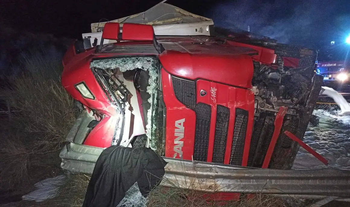 El vuelco de un camión en la A-231 en Santas Martas obliga a desviar el tráfico por la N-120. Foto: Bomberos de León.