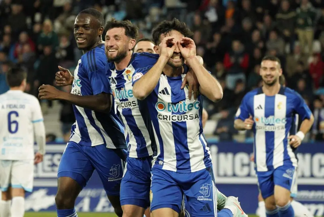 La Ponferradina lo hizo todo bien ante el Ourense, tomó dos goles de ventaja y supo llevarse el partido en El Toralín. Fotos: SD Ponferradina