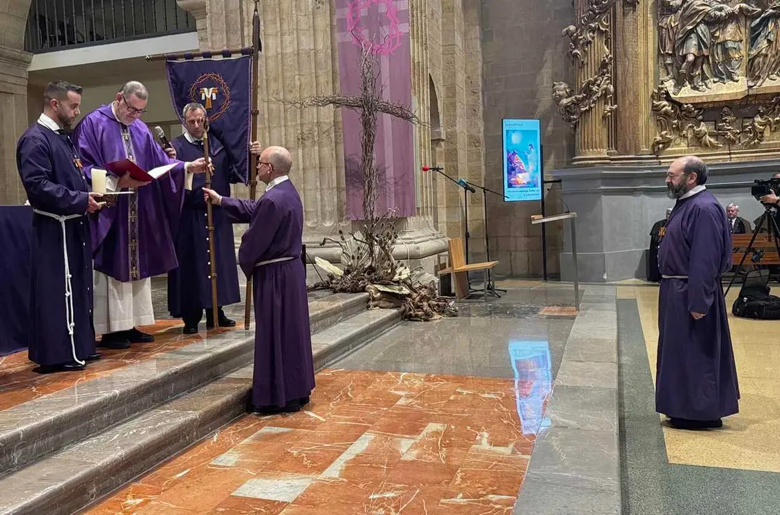 La Cofradía del Santísimo Cristo de la Expiración y del Silencio ha celebrado este primer domingo de Cuaresma el tradicional acto solemne de la toma de posesión del nuevo mayordomo. Fotos: Ayto León