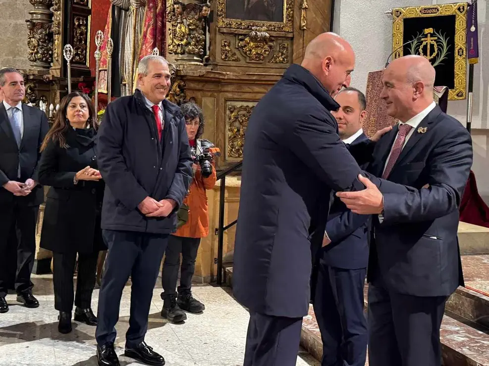 La Cofradía de Nuestro Señor Jesús de la Redención de León ha celebrado en la iglesia de San Martín la toma de posesión de su nuevo abad, Juan Carlos Gómez Fernández, acto al que ha asistido el alcalde de León, José Antonio Diez, junto a otros miembros de la corporación, autoridades civiles y militares y representantes de otras cofradías de la Semana Santa de León. Fotos: Ayto León