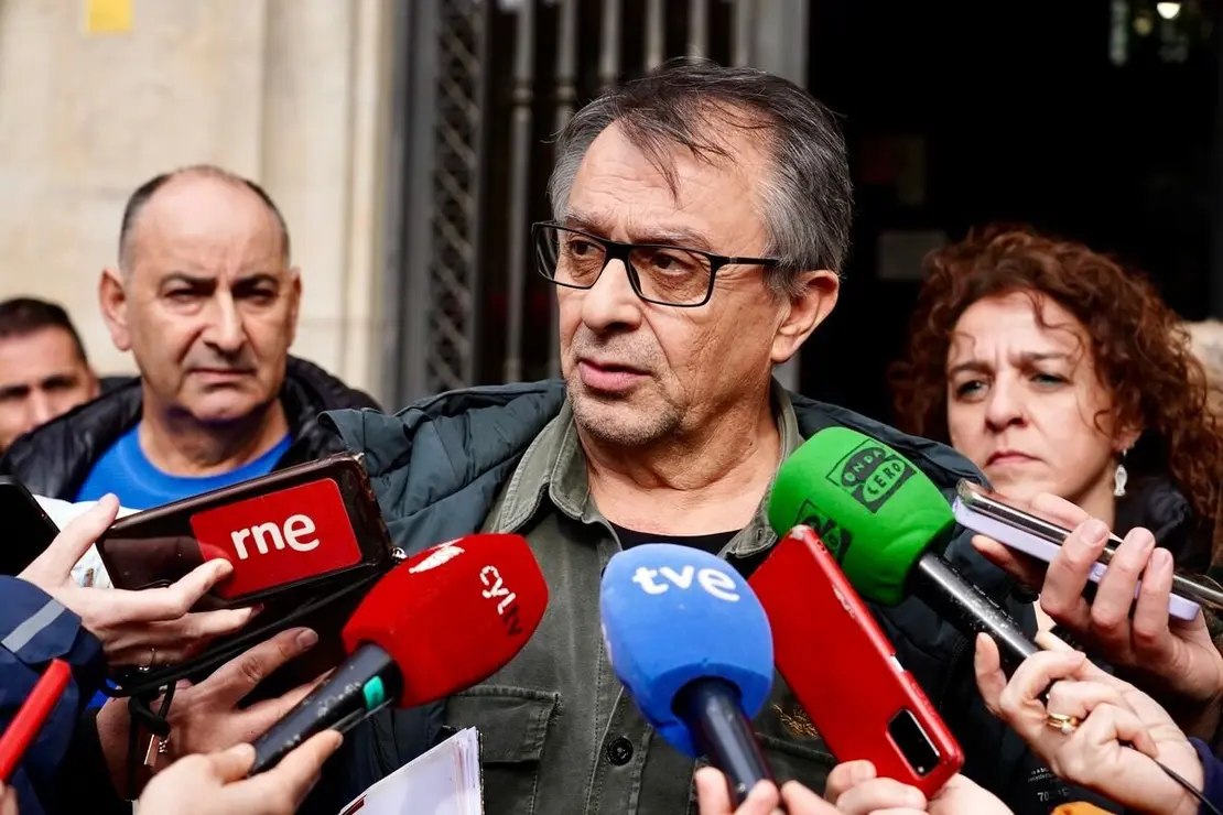 Los sindicatos convocantes de la manifestación por el futuro de León, CCOO, UGT, USO y CGT, informan sobre las cuestiones abordadas en una reunión previa con la Subdelegación del Gobierno en León. Foto: Campillo.