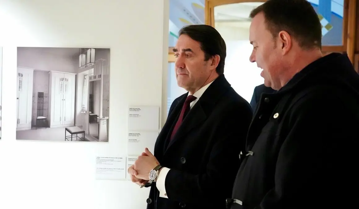 El consejero de Medio Ambiente, Vivienda y Ordenación del Territorio, Juan Carlos Suárez-Quiñones, visita el Museo Casa Botines Gaudí, junto al director general de la Fundación Obra Social de Castilla y León, Jose María Viejo