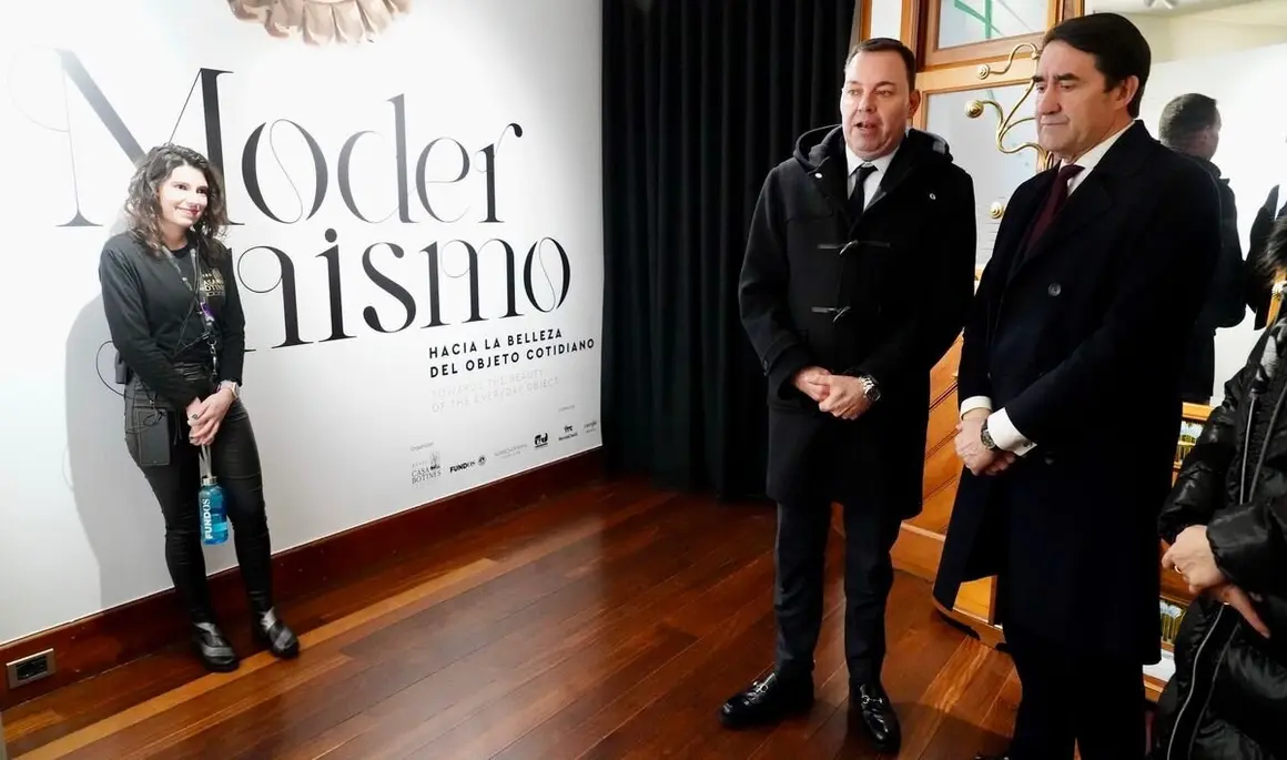 El consejero de Medio Ambiente, Vivienda y Ordenación del Territorio, Juan Carlos Suárez-Quiñones, visita el Museo Casa Botines Gaudí, junto al director general de la Fundación Obra Social de Castilla y León, Jose María Viejo