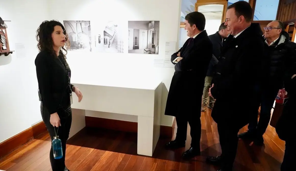 El consejero de Medio Ambiente, Vivienda y Ordenación del Territorio, Juan Carlos Suárez-Quiñones, visita el Museo Casa Botines Gaudí, junto al director general de la Fundación Obra Social de Castilla y León, Jose María Viejo