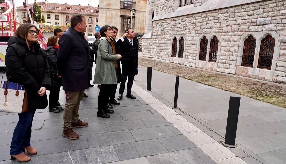 El consejero de Medio Ambiente, Vivienda y Ordenación del Territorio, Juan Carlos Suárez-Quiñones, visita el Museo Casa Botines Gaudí, junto al director general de la Fundación Obra Social de Castilla y León, Jose María Viejo