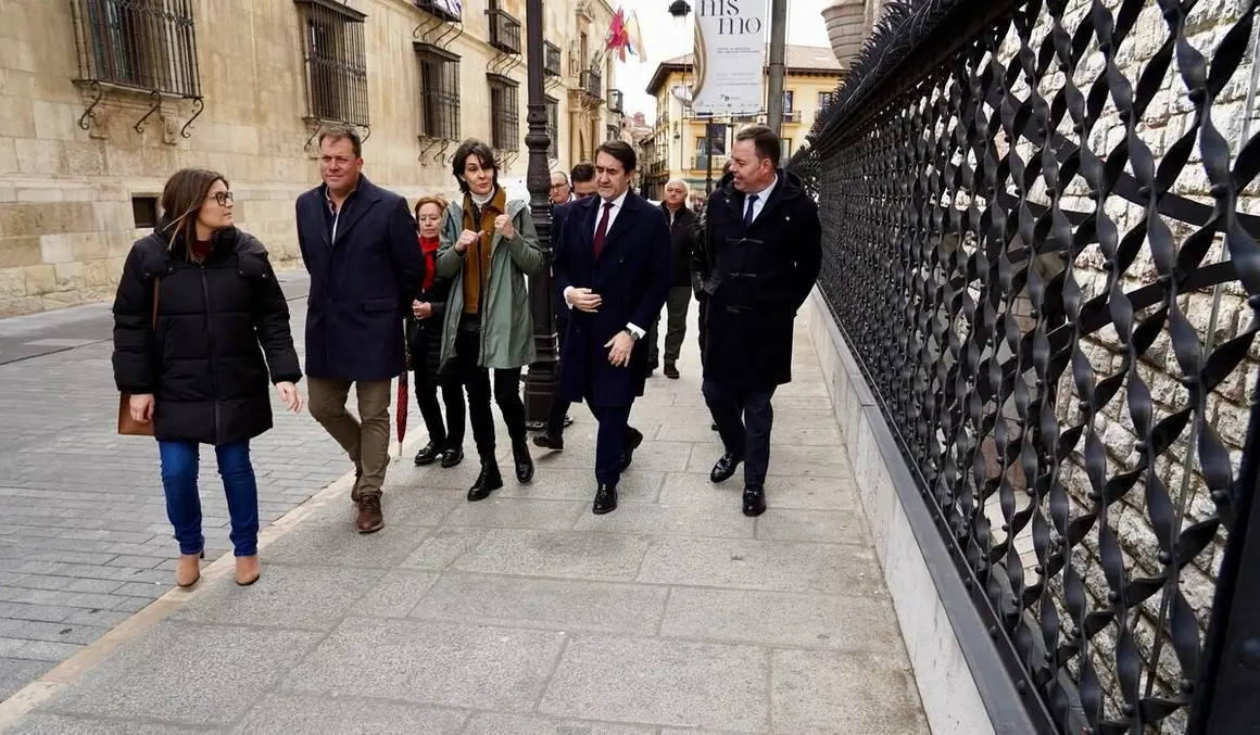 El consejero de Medio Ambiente, Vivienda y Ordenación del Territorio, Juan Carlos Suárez-Quiñones, visita el Museo Casa Botines Gaudí, junto al director general de la Fundación Obra Social de Castilla y León, Jose María Viejo