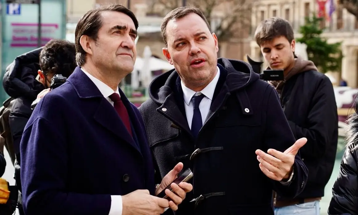 El consejero de Medio Ambiente, Vivienda y Ordenación del Territorio, Juan Carlos Suárez-Quiñones, visita el Museo Casa Botines Gaudí, junto al director general de la Fundación Obra Social de Castilla y León, Jose María Viejo