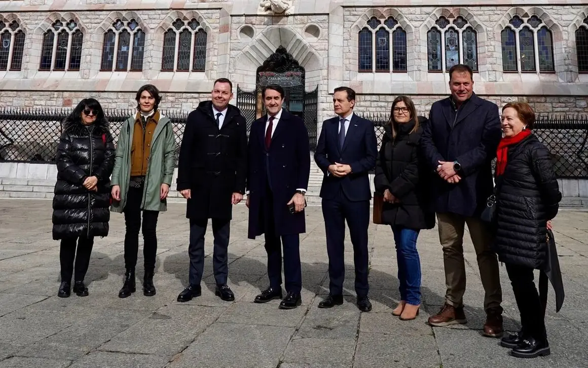 El consejero de Medio Ambiente, Vivienda y Ordenación del Territorio, Juan Carlos Suárez-Quiñones, visita el Museo Casa Botines Gaudí, junto al director general de la Fundación Obra Social de Castilla y León, Jose María Viejo