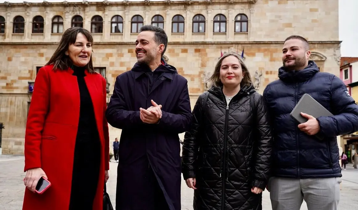 El candidato a la secretaría provincial del PSOE de León, Diego Moreno, atiende a los medios de comunicación