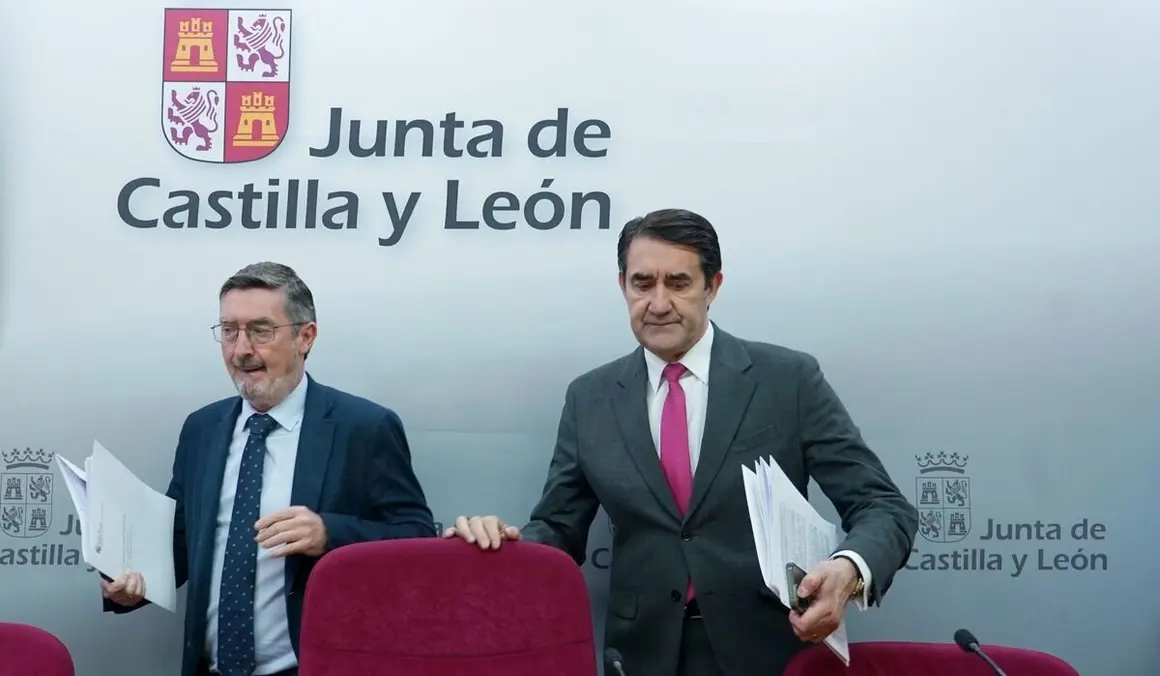 El consejero de Medio Ambiente, Vivienda y Ordenación del Territorio, Juan Carlos Suárez-Quiñones, presenta un informe con los daños a la ganadería del lobo en 2024.