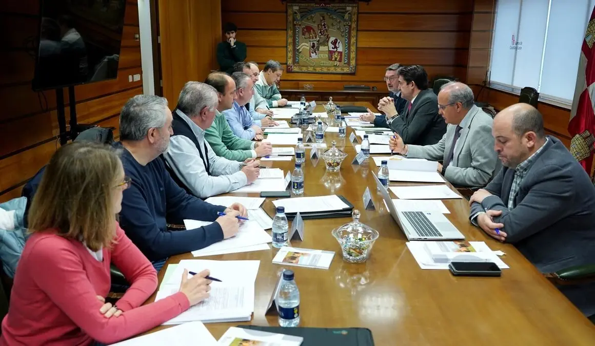 El consejero de Medio Ambiente, Vivienda y Ordenación del Territorio, Juan Carlos Suárez-Quiñones, presenta un informe con los daños a la ganadería del lobo en 2024.