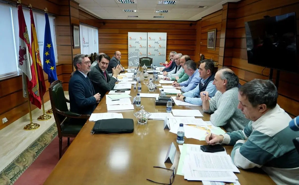 El consejero de Medio Ambiente, Vivienda y Ordenación del Territorio, Juan Carlos Suárez-Quiñones, presenta un informe con los daños a la ganadería del lobo en 2024.