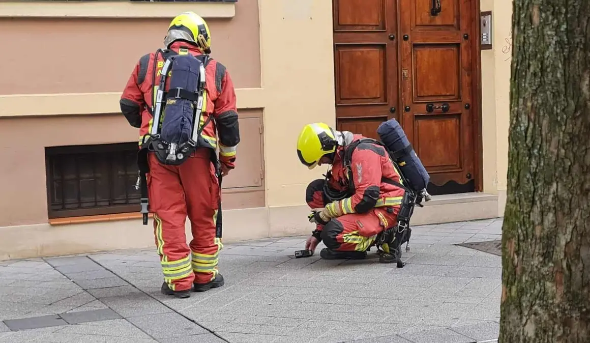 Un intenso olor a gas en la calle El Carmen de León capital obliga a intervenir a Bomberos.