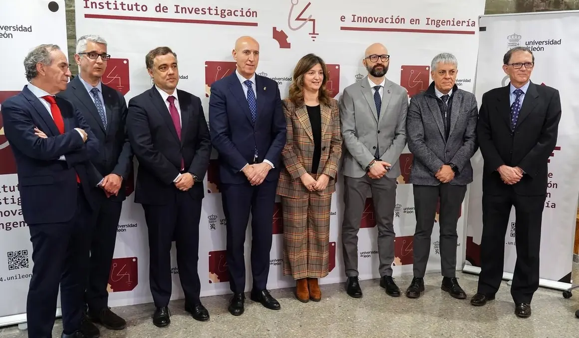 La rectora de la Universidad de León, Nuria González, presenta el Instituto de Investigación en Ingeniería i4 de la ULE, acompañada de su director, Antonio Morán Palao, y el director general de Tresca Ingeniería, Francisco Carro de Lorenzo. Asisten al acto el alcalde, José Antonio Diez, y el subdelegado del Gobierno, Héctor Alaiz