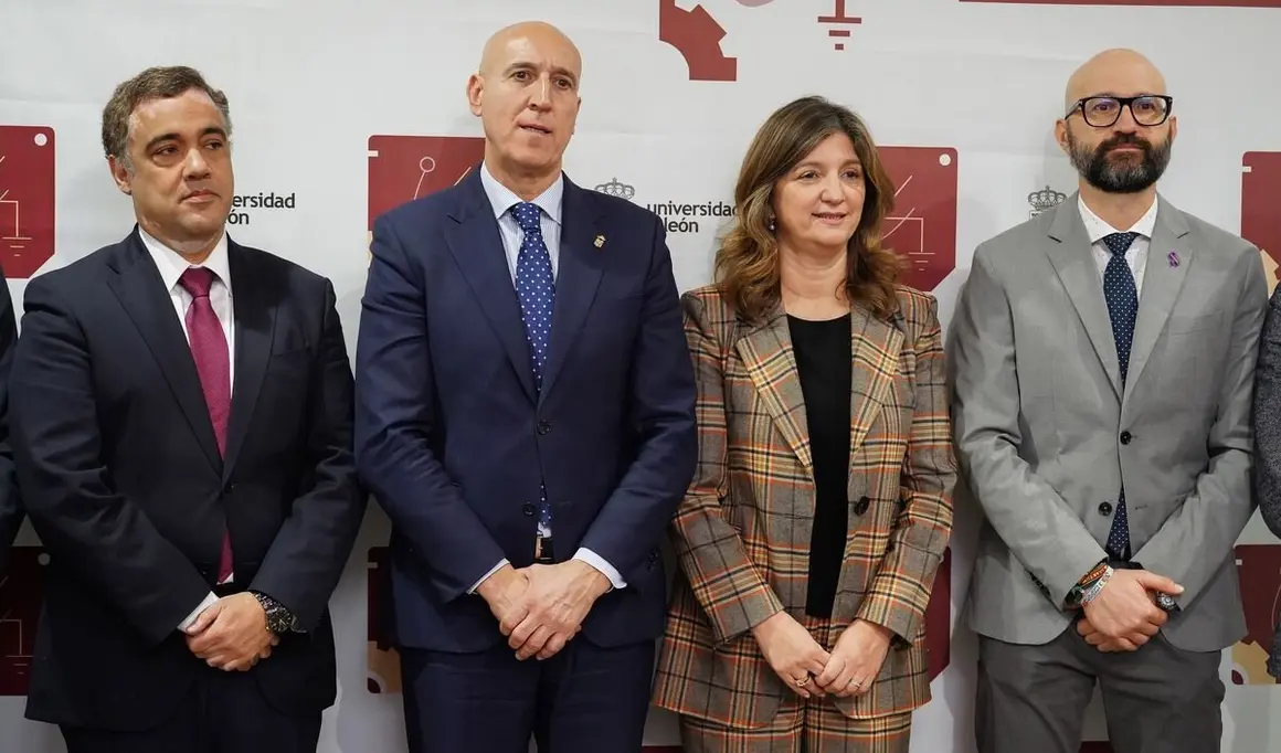 La rectora de la Universidad de León, Nuria González, presenta el Instituto de Investigación en Ingeniería i4 de la ULE, acompañada de su director, Antonio Morán Palao, y el director general de Tresca Ingeniería, Francisco Carro de Lorenzo. Asisten al acto el alcalde, José Antonio Diez, y el subdelegado del Gobierno, Héctor Alaiz